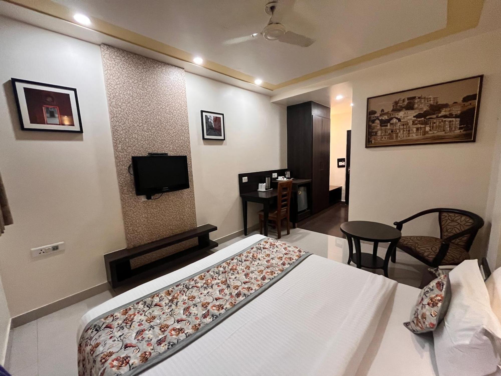 Ratnawali - A Vegetarian Heritage Hotel Jaipur Luaran gambar
